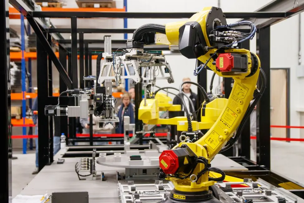 Robôs industriais trabalhando em linha de produção no Japão