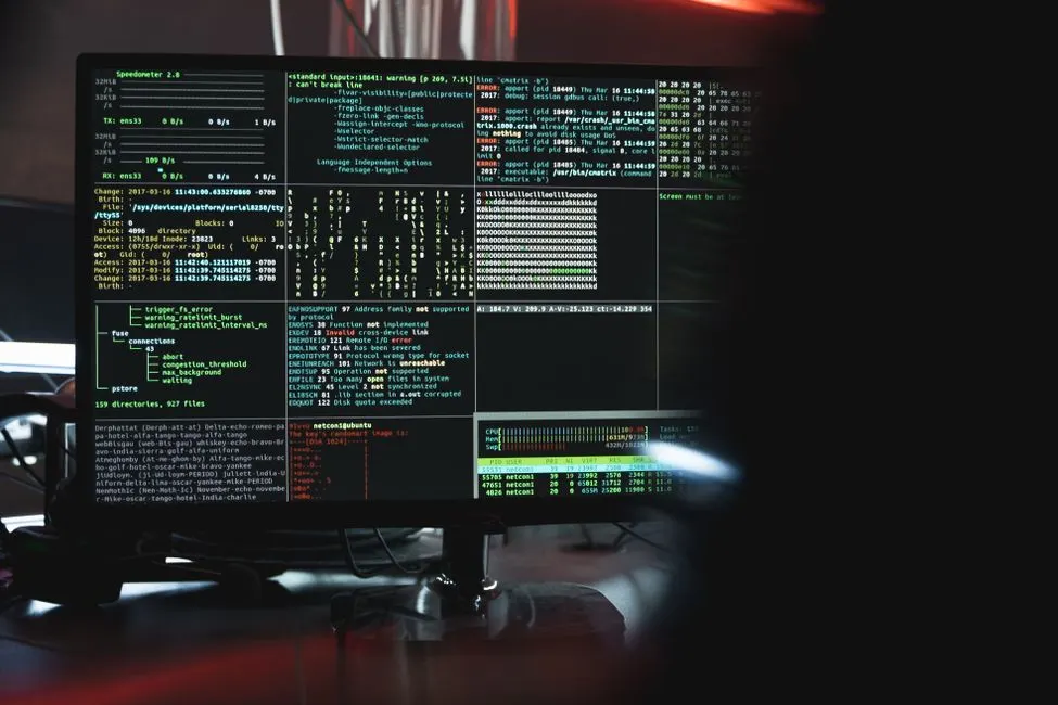 Imagem de um firewall empresarial protegendo uma rede