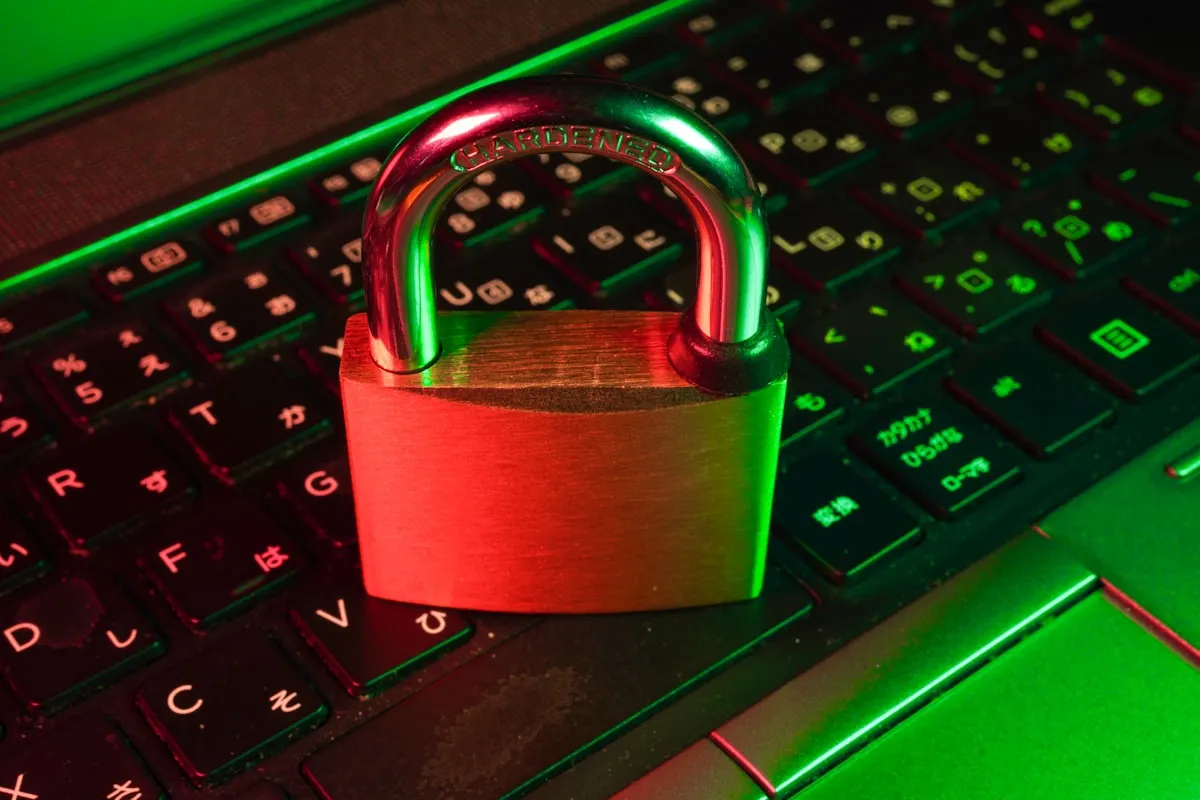 Segurança cibernética proteção empresa hackers 2026