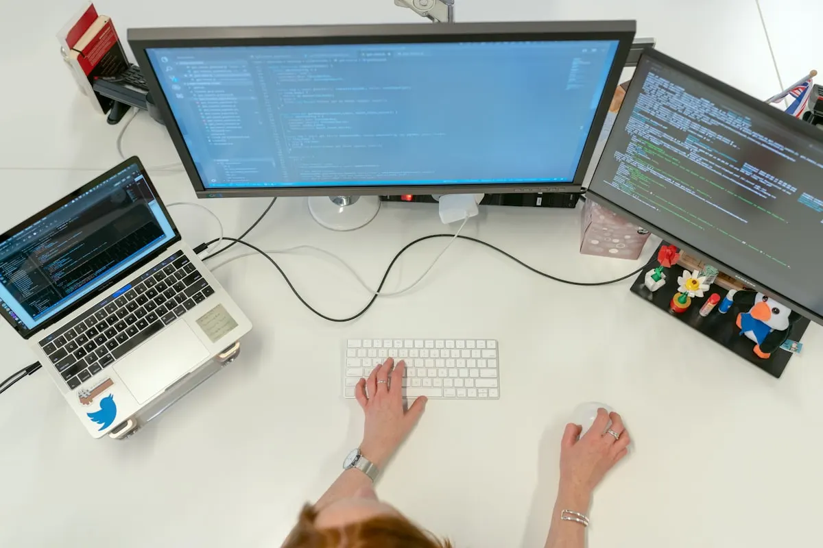 Código fonte de modelo de IA open source em tela de desenvolvedor