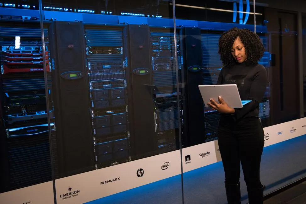 Escritório corporativo com servidores de tecnologia