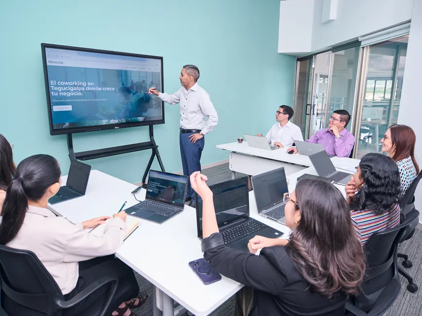 Equipe de TI analisando dados em computadores