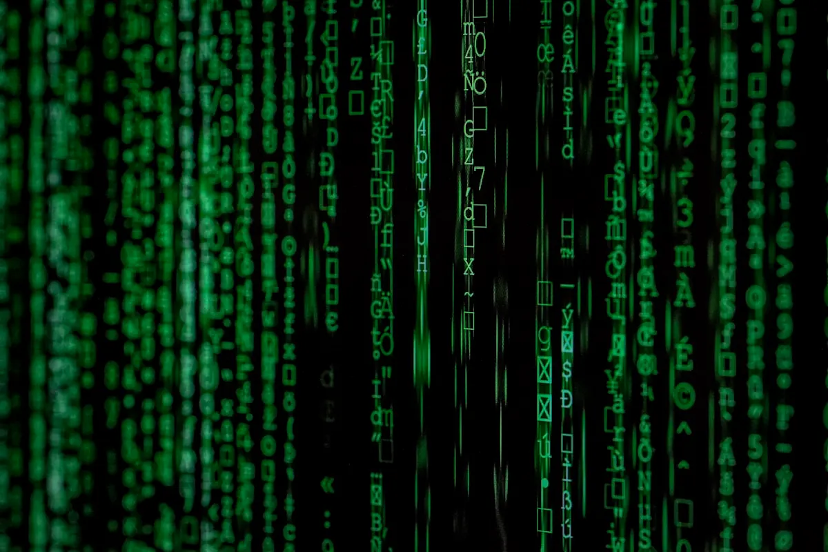 Tela de computador com interface de inteligência artificial e código processado por IA