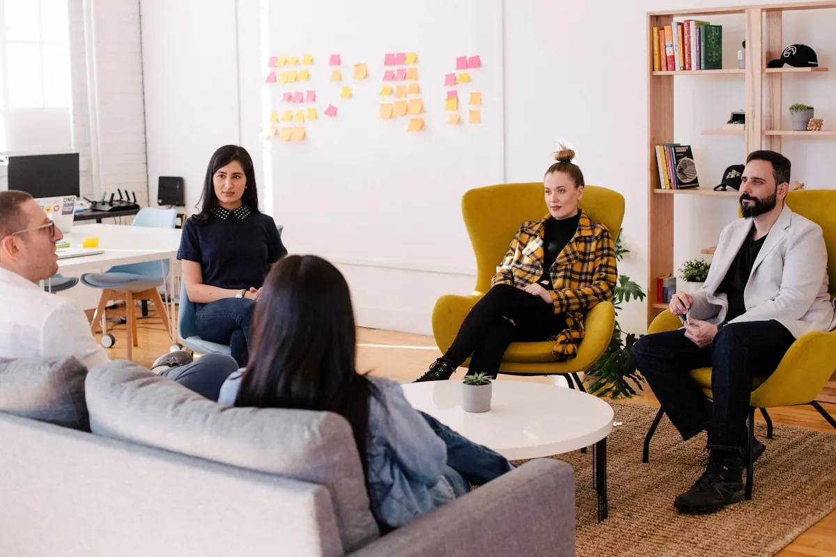 Executivos analisando dados digitais em ambiente corporativo moderno