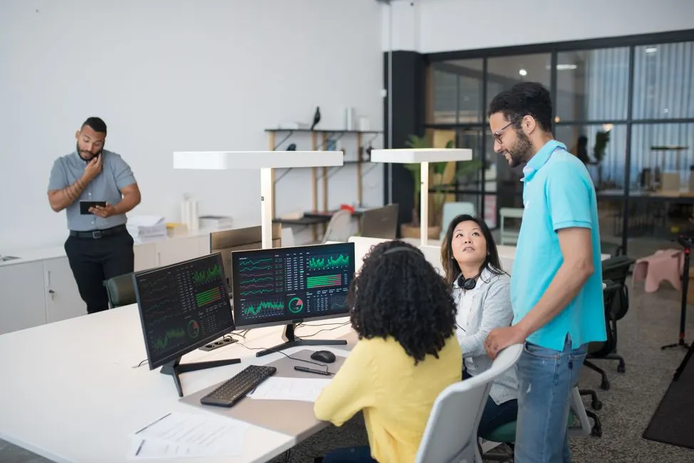Investidores analisando gráficos de startups de inteligência artificial