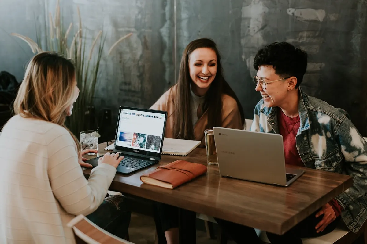 Profissional usando inteligência artificial em ambiente de trabalho
