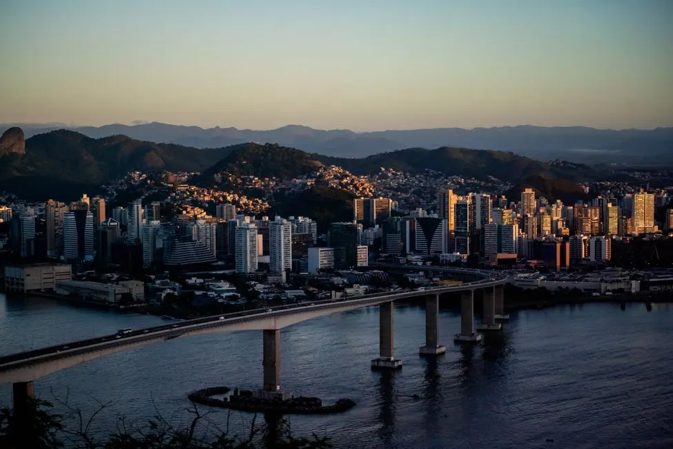 Cidade tecnológica futurista com edifícios modernos e iluminação em tons frios