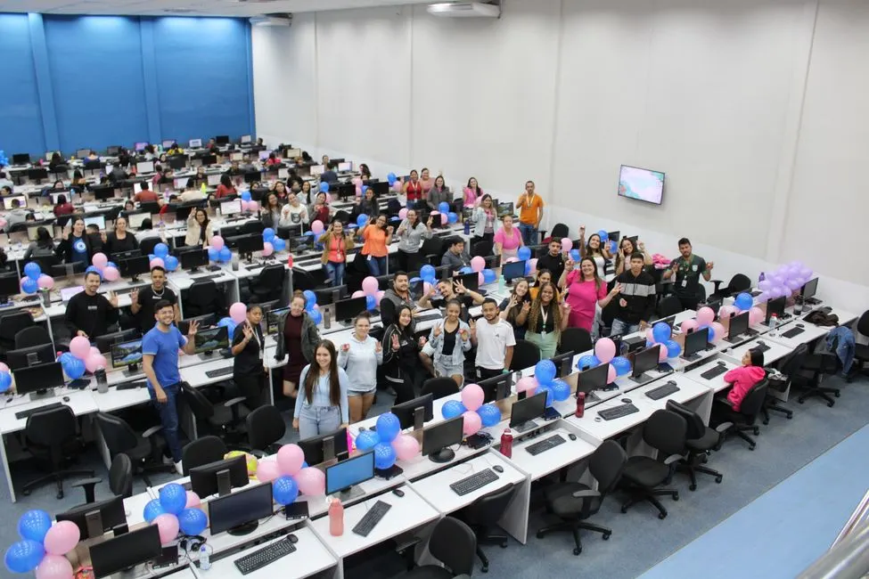 Pessoas trabalhando em um escritório moderno