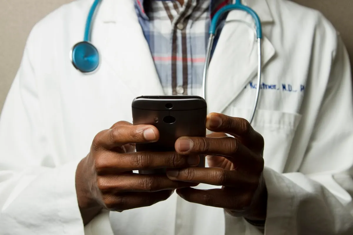 Médico utilizando sistema de inteligência artificial para análise de dados de saúde em hospital moderno