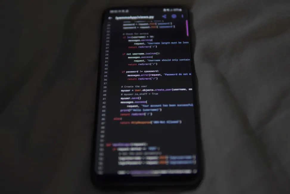 Desenvolvedor usando Codex em smartphone