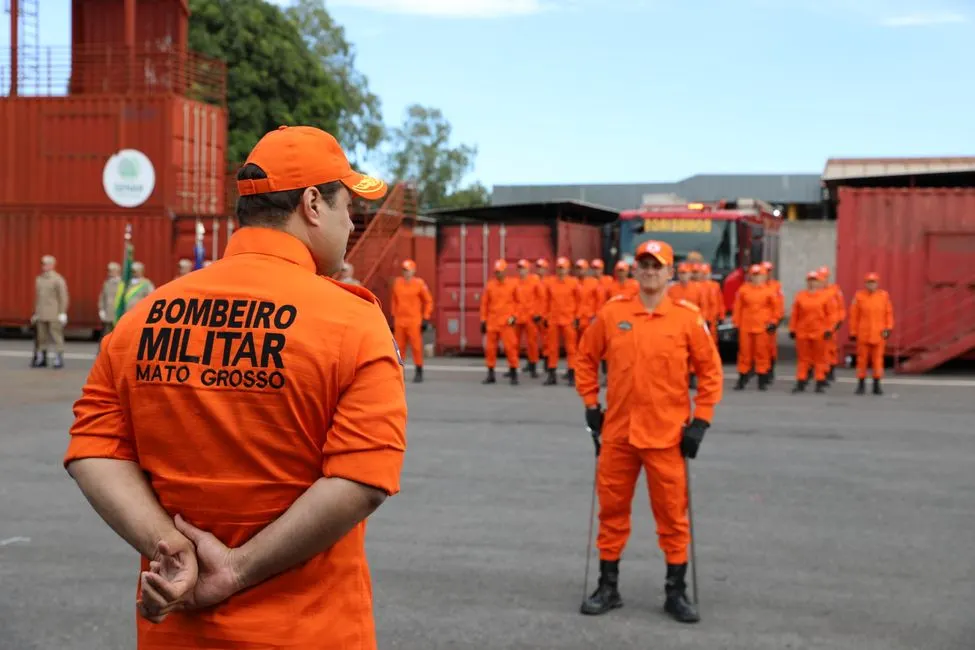 Equipe empresarial analisando relatório de segurança
