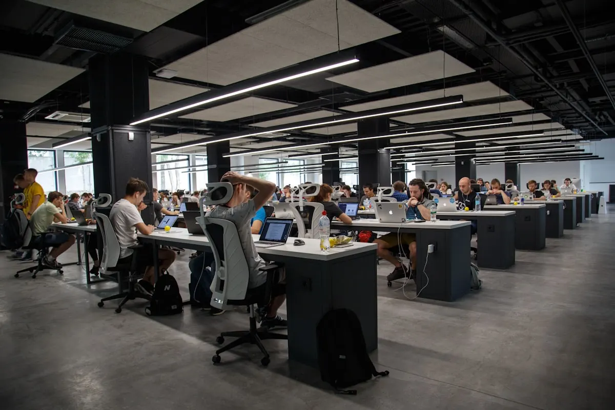 Equipe empresarial planejando continuidade de negócios e estratégias de recuperação de desastres de TI