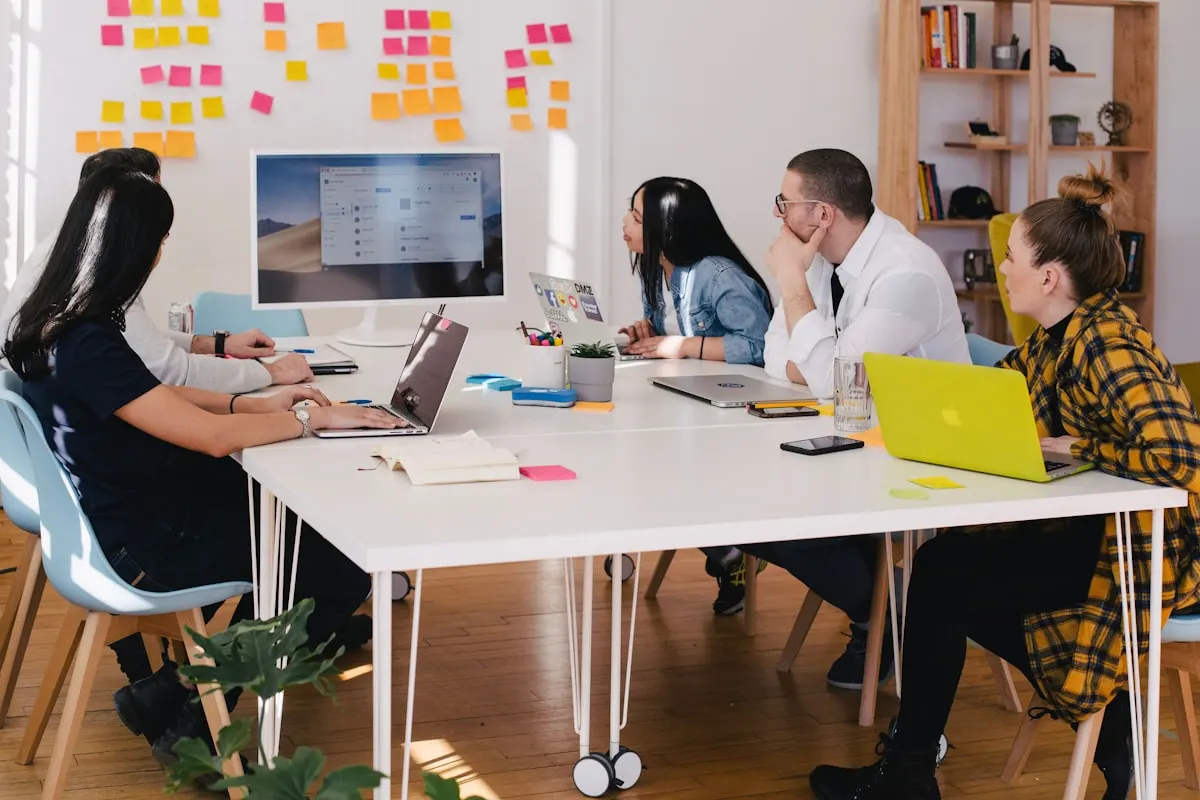 Gestores analisando dados e estratégias em ambiente corporativo moderno