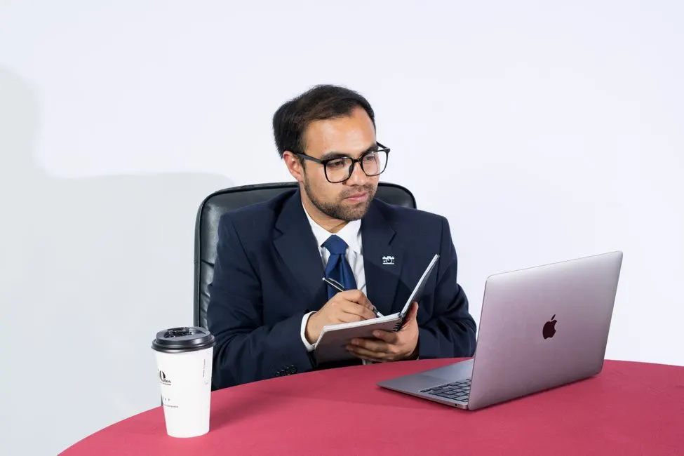 Homem de negócios trabalhando com laptop em uma mesa