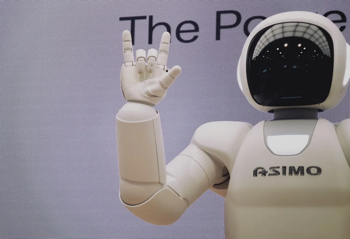 Avatar de inteligência artificial em atendimento empresarial por vídeo
