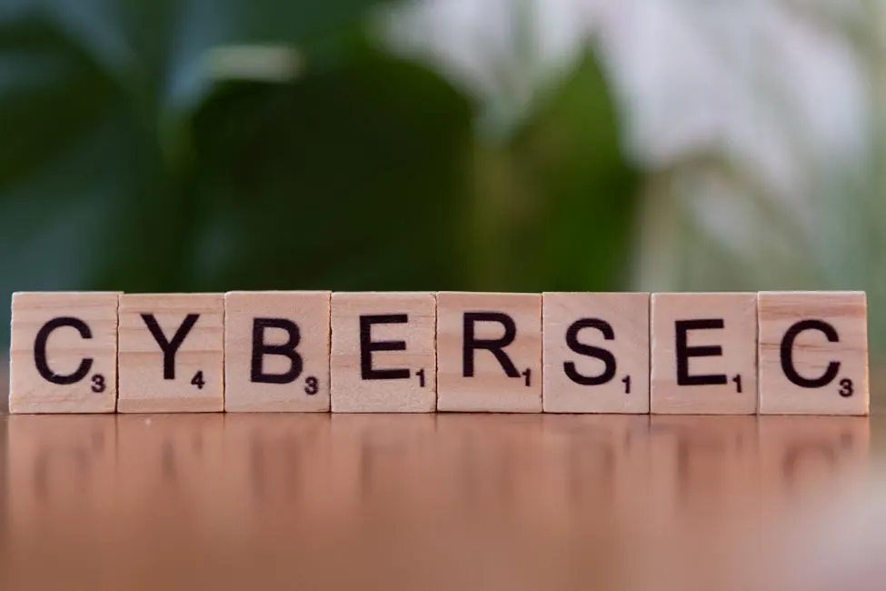 Segurança de inteligência artificial contra ataques adversariais