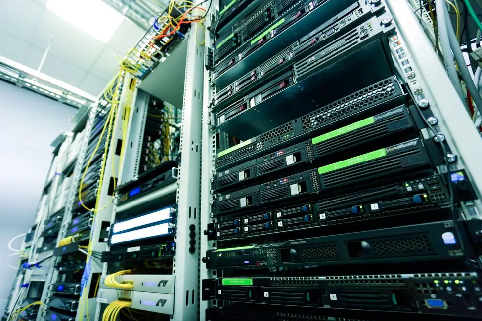 Equipe de TI analisando dados em sala de servidores