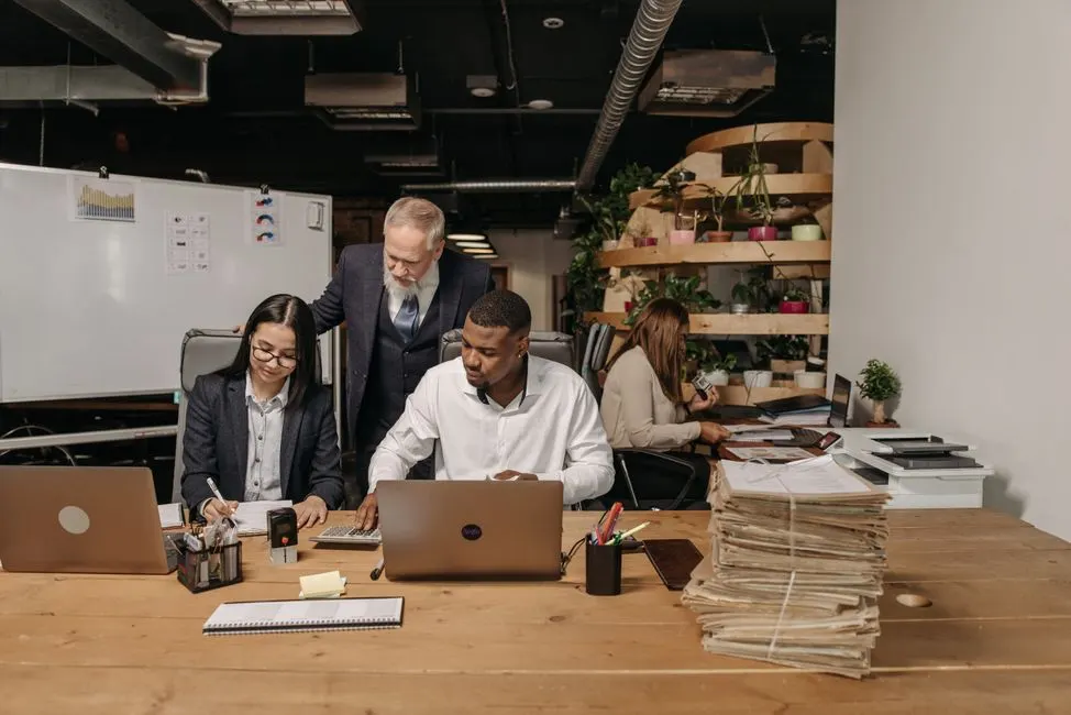 Equipe de TI trabalhando em escritório