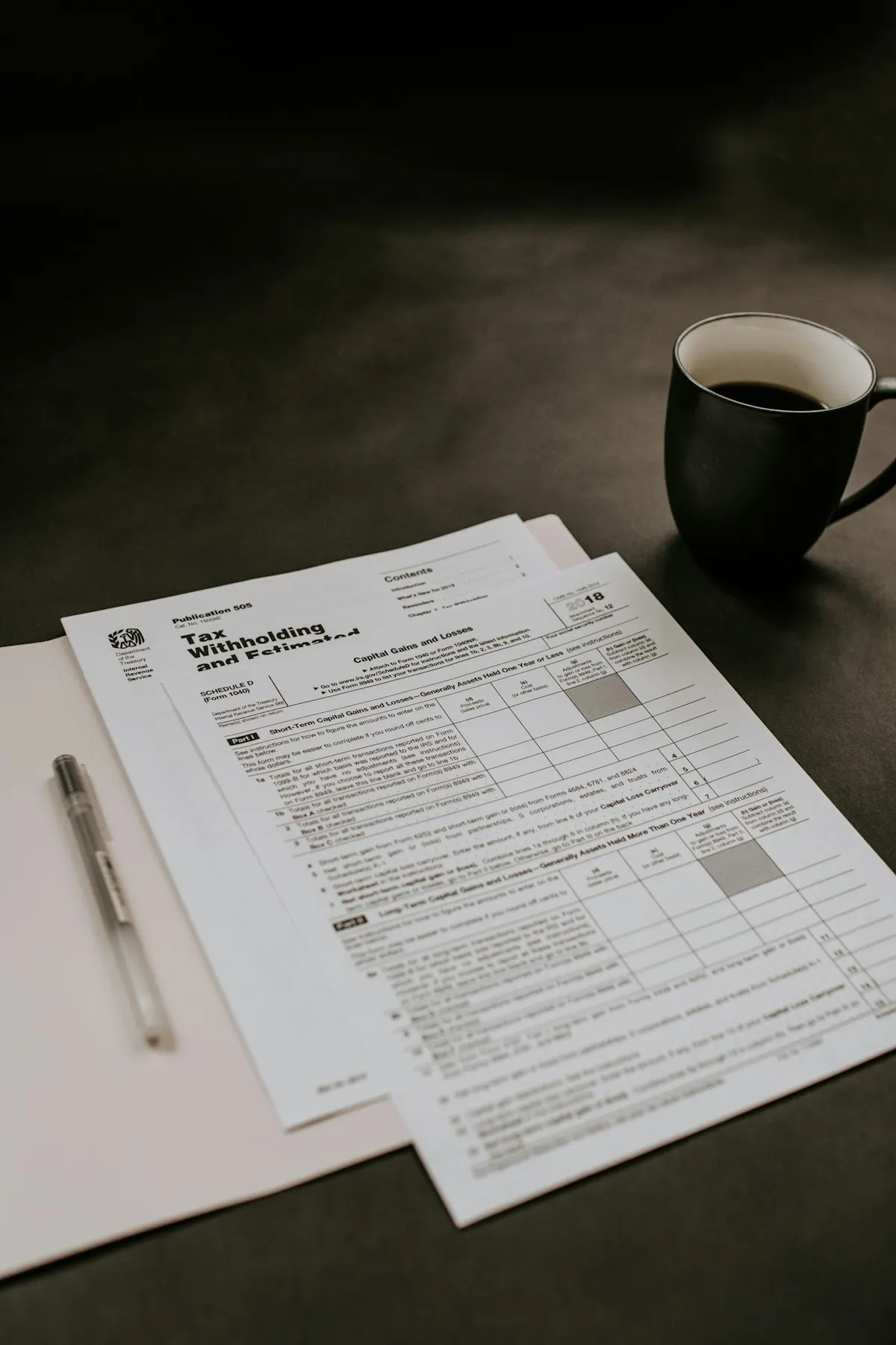 Gestores de TI revisando contrato e métricas de serviço em reunião corporativa