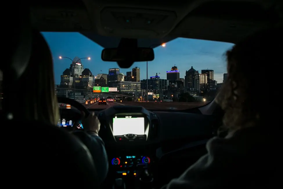 imagem de uma cidade com carros autônomos