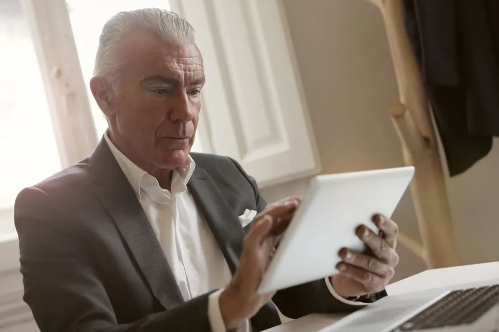 CEO trabalhando com tablet em escritório