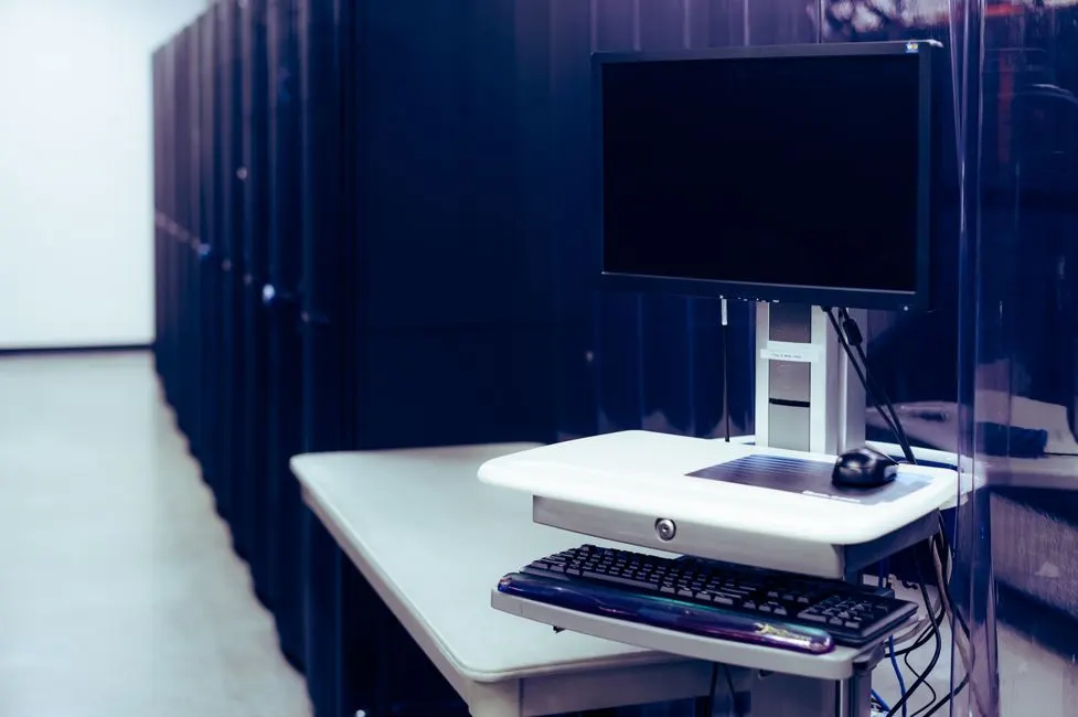 Data center com servidores e monitores
