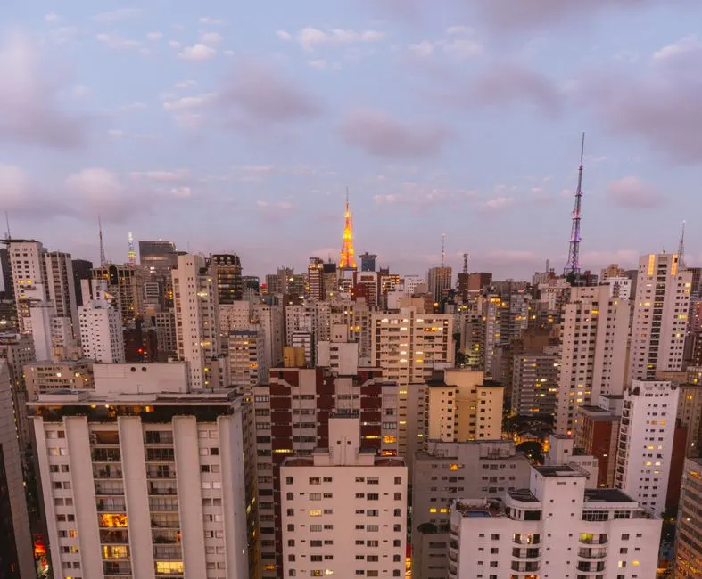 Equipe de TI trabalhando em uma empresa em São Paulo