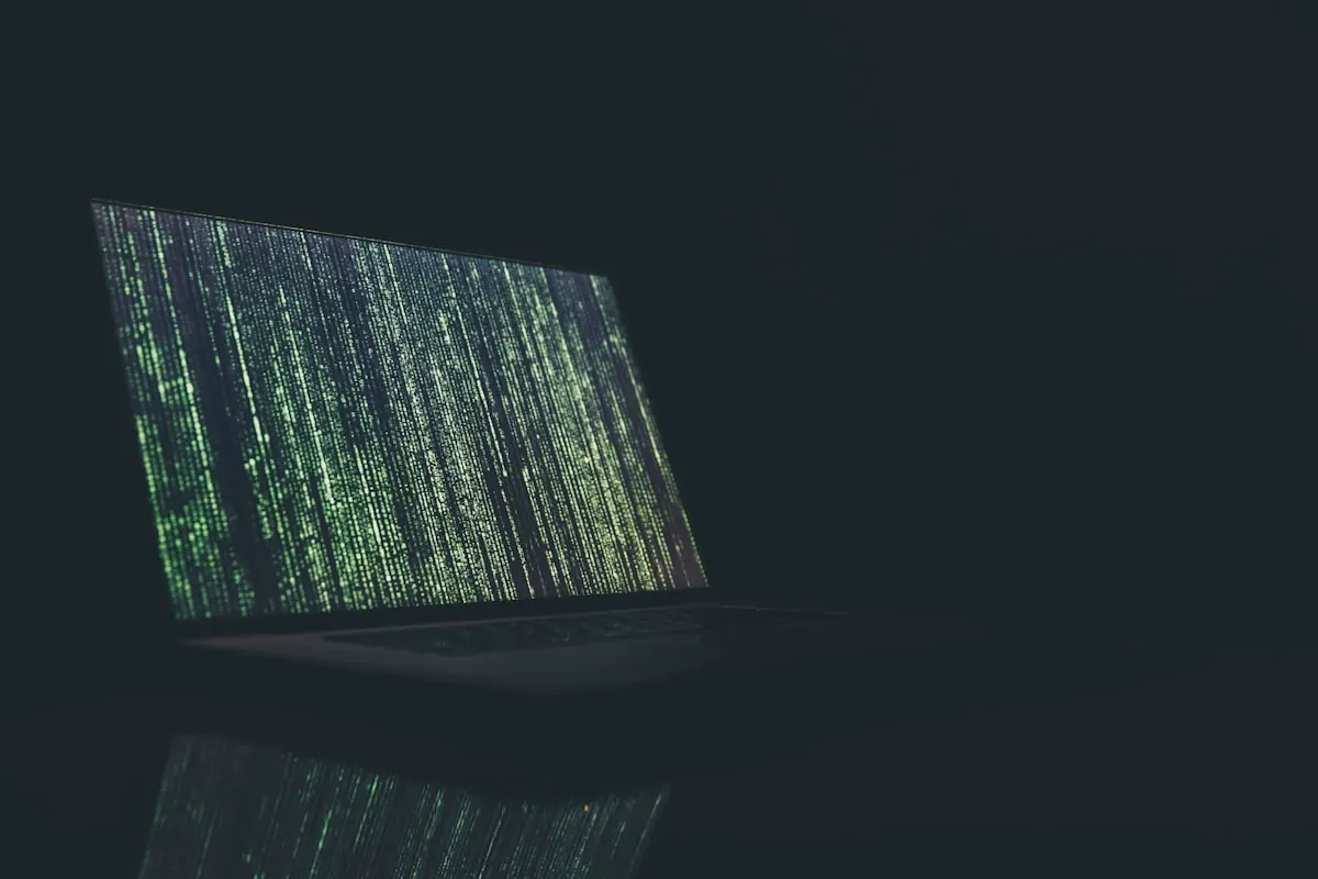 Tela de computador com alerta de segurança digital representando ataque de phishing empresarial