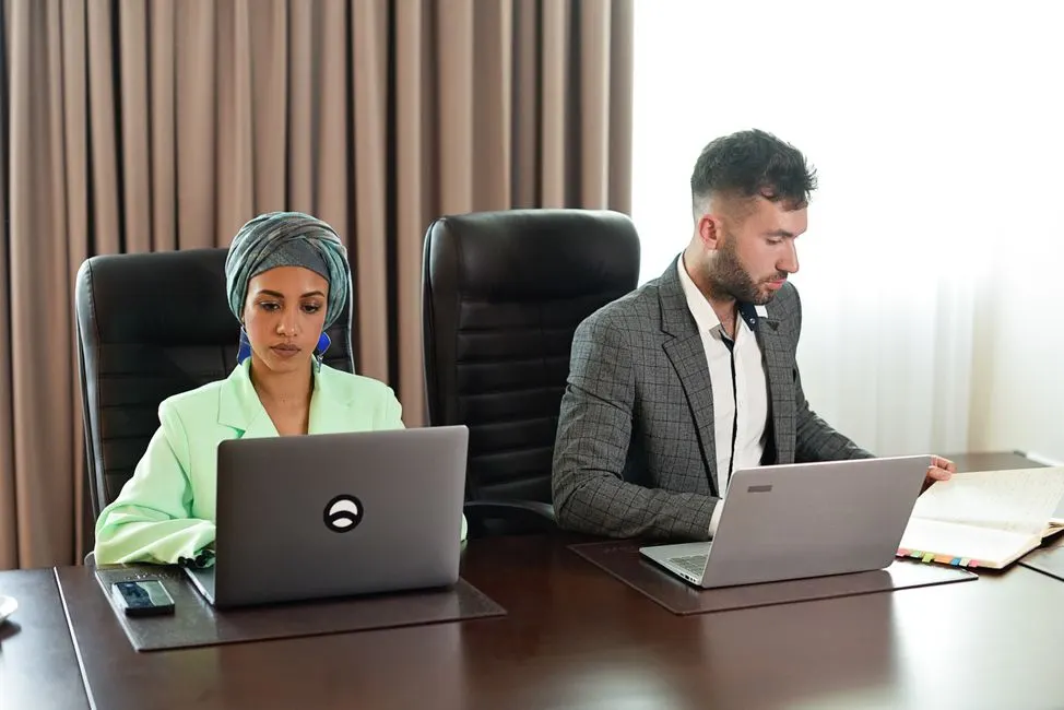 Laptops em uso em uma empresa